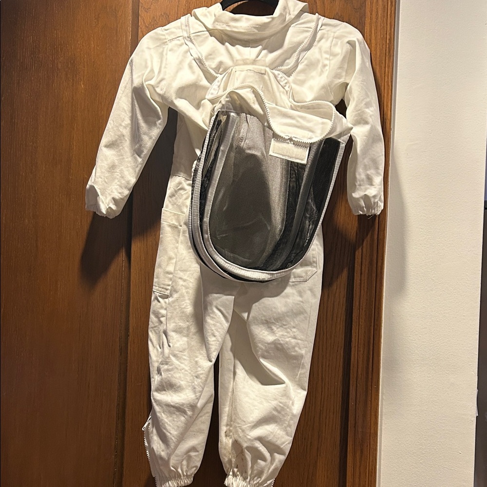 Kids White Protective Beekeeper Suit with Gloves - Picture 7 of 9